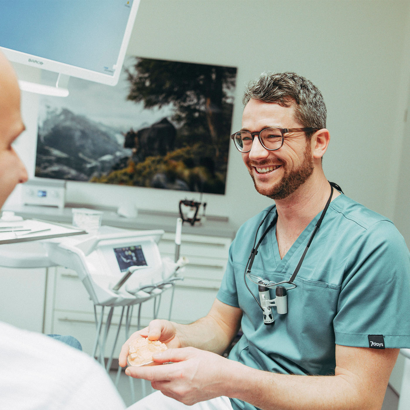 Christoph Bölich in einem Gespräch mit einem Cerec-Patienten in der Zahnarztpraxis Christoph Bölich