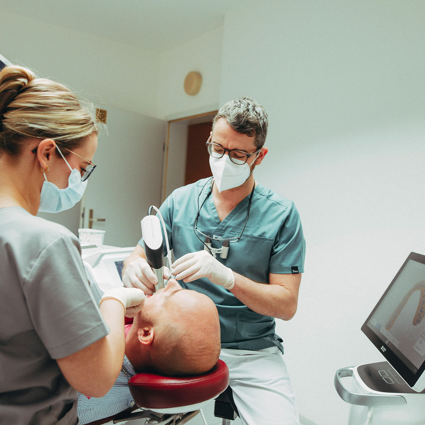 Zahnarzt Christoph Bölich in einer Zahnersatz-Behandlung in der Zahnarztpraxis Christoph Bölich