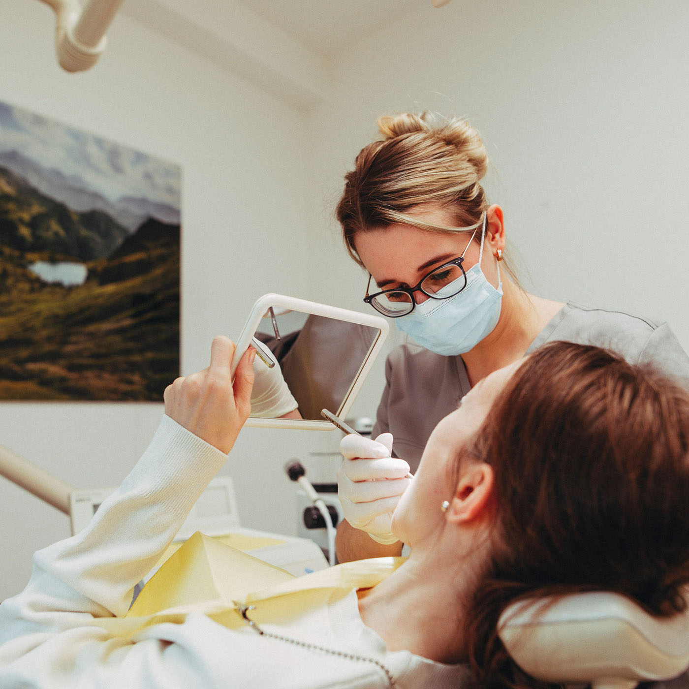 Eine Mitarbeiterin und eine Patientin während einer Parodontitis-Behandlung in der Zahnarztpraxis Christoph Bölich in Rötha.