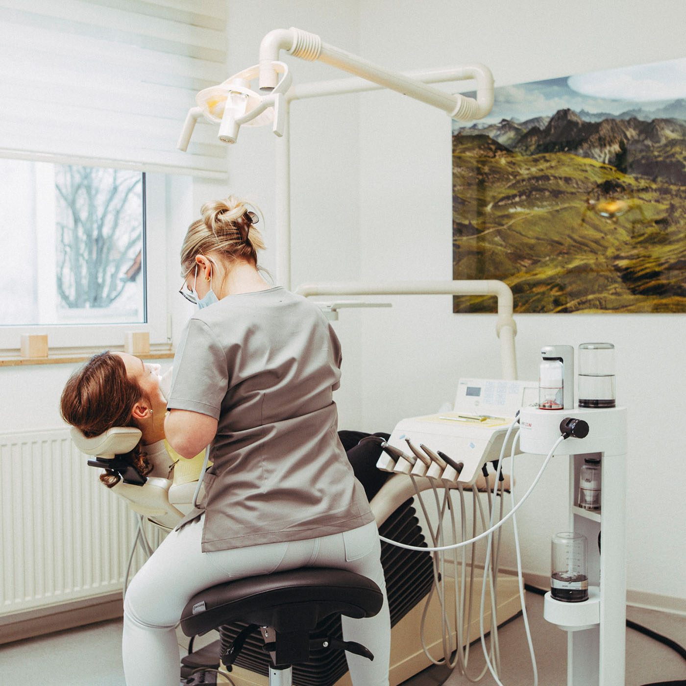 Eine Mitarbeiterin und eine Patientin während der Prophylaxe in der Zahnarztpraxis Christoph Bölich in Rötha.