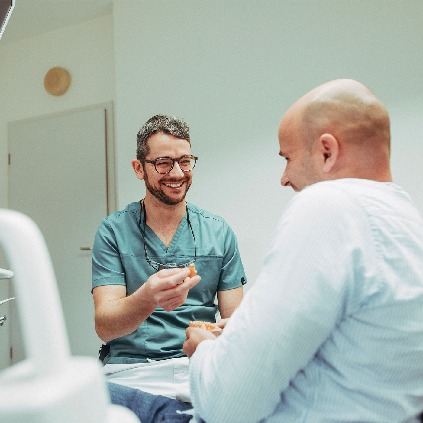 Christoph Bölich in einer Beratung zum Thema Zahnersatz. Jetzt weiß der Patient Bescheid.